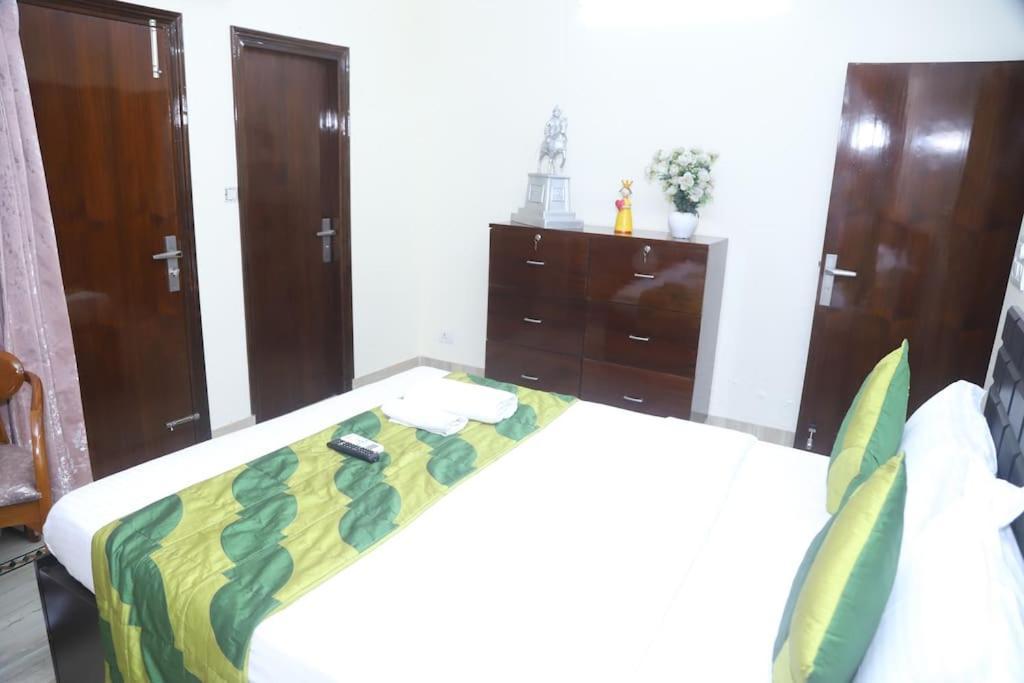 Divine India Service Apartment 3Bhk,B57 Sarita Vihar,Apollo Нью-Дели Экстерьер фото